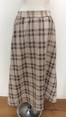 ナチュラルクチュール　うす茶色に茶チェックのスカート 