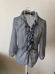 上品フリルが華やか！シアーブラウス　紺×白　ストライプ（Antemarvel）