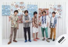 【中古】生写真(ジャニーズ) 嵐/集合(5人)/松本潤・二宮和也・櫻井翔・相葉雅紀・大野智/横型・全身・櫻井腕組み・花柄・「ARASHI BLAST in Hawaii」/公式生写真