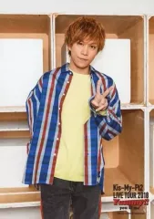 【中古】生写真(ジャニーズ) Kis-My-Ft2/千賀健永/膝上・衣装青白赤・左手ピース・体正面/「Kis-My-Ft2 LIVE TOUR 2018 Yummy!! you＆me」オリジナルフォト