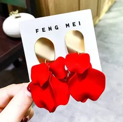 薔薇 花びら 深紅 ピアス 大ぶり ゆらゆら かわいい おしゃれ 韓国 ファッション 真っ赤 フォーマル ペア ギフト お揃い 贈りもの 贈り物 新品