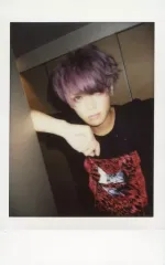 【中古】生写真(男性) Purple Stone/keiya/バストアップ・衣装黒・赤・Tシャツ・右肘壁・カメラ目線・口閉じ/生チェキ