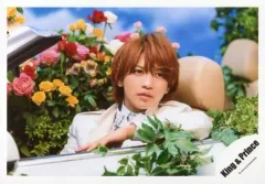 【中古】生写真(ジャニーズ) King ＆ Prince/岩橋玄樹/横型・バストアップ・座り・衣装白・車に乗る・目線右上・背景花/シングル「Memorial」MV＆ジャケ写撮影オフショット/公式生写真