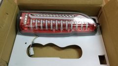 【美品】ハイエース200系　テールランプ　右