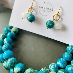 【モニター価格3180円➡︎2180円 /送料無料・金属アレルギー対応】真鍮ワイヤーツイストリングに天然石／パワーストーンの地球みたいなブルーターコイズとアイスみたいなホワイトジェイドが上品なフックピアス・サージカルステンレス316・ハンドメイドアクセサリー