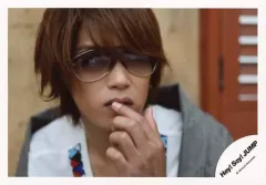 【中古】生写真(ジャニーズ) Hey! Say! JUMP/高木雄也/横型・バストアップ・衣装グレー.白.赤.青・サングラス・左手口・目線左/公式生写真
