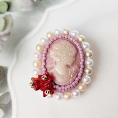 【ブローチ】ビーズ刺繍 ピンク カメオ 女性の顔 アンティーク調 /赤いフラワー