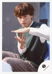 【中古】生写真(ジャニーズ) 関西ジャニーズJr./古謝那伊留/膝上・衣装緑.白・両手前・体左向き・カメラ目線/「関西ジャニーズJr. LIVE 2018 Fall in LOVE ～秋に関ジュに恋しちゃいなよ～」グッズオフショット/公式生写真