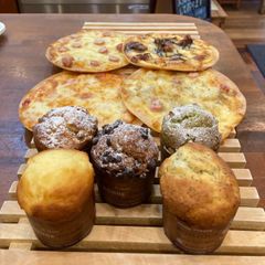 町のパン屋さんのピザとマフィンセット