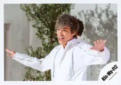 【中古】生写真(ジャニーズ) Kis-My-Ft2/千賀健永/横型・上半身・衣装白・左向き・両手広げ・口開け/シングル「君、僕。」MV＆ジャケ写オフショット/公式生写真 