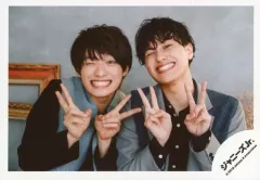 【中古】生写真(ジャニーズ) Aぇ! group/福本大晴 ・小島健/横型・バストアップ・衣装グレー・黒・両手ピース・笑顔・右目閉じ/Aぇ! group スペシャルフォト/公式生写真