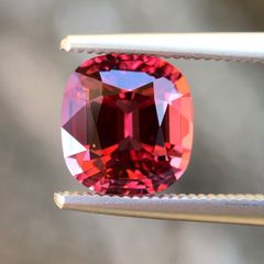 【希少】天然非加熱　モゴック産　ピンク系　スピネル　ルース　1.77ct　美発色　煌めく　奥深い美しさ　男女兼用　1点物　産地証明鑑別書付き