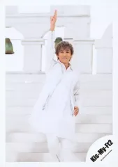 【中古】生写真(ジャニーズ) Kis-My-Ft2/千賀健永/膝上・階段・衣装白・右手上げ・左手腰・背景白・鐘/シングル「君、僕。」MV＆ジャケ写オフショット/公式生写真 