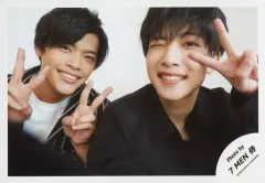 【中古】生写真(ジャニーズ) 7 MEN 侍/中村嶺亜・菅田琳寧/横型・バストアップ・衣装白・黒・菅田両手ピース・中村左手ピース・右目閉じ/「ジャニーズJr.8・8祭り～東京ドームから始まる～」セルフィー/公式生写真