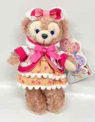 東京ディズニーシー ぬいぐるみバッジ Duffy's HEARTWARMING DAYS 2018 シェリーメイ(ピンクパーカー/ハートワンピース) 2018