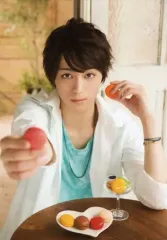 【中古】生写真(男性) 佐奈宏紀(海堂薫)/上半身・両手マカロン・私服ショット/ミュージカル『テニスの王子様』3rdシーズン 青学vs聖ルドルフ 追加生写真