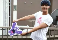 【中古】生写真(男性) Apeace/ヨンウク/横型・膝上・衣装白・Tシャツ・両手キャラクター持ち/舞台「MONSTER LIVE!」トレーディングブロマイド