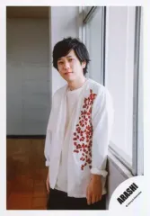 【中古】生写真(ジャニーズ) 嵐/二宮和也/上半身・衣装白・体やや左向き/シングル「夏疾風」MV＆ジャケ写撮影オフショット/公式生写真