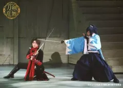 【中古】生写真(男性) 佐藤流司(加州清光)・鳥越裕貴(大和守安定)/ライブフォト・横型・全身・1部衣裳・刀合わせ・2Lサイズ/ミュージカル『刀剣乱舞』～幕末天狼傳～ ローソンプリント
