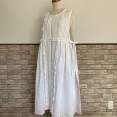 サイドリボンのエプロンワンピース　ピンタックと綿レースフリル　エプロンドレス　コットンリネン