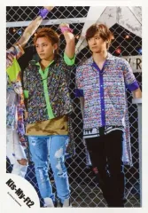 【中古】生写真(ジャニーズ) Kis-My-Ft2/二階堂高嗣・宮田俊哉/膝上・衣装緑・青・紫・目線左・二階堂左手フェンス・宮田右手後ろ/「Sha la la☆Summer Time」PV＆ジャケ写撮影/公式生写真