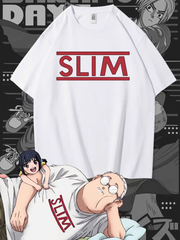 SAKAMOTODAYS サカモトデイズ インスパイア “SLIM” Tシャツ | 二次元アニメ風グッズ トレンド&使いやすさ両立 | 快適通気 漫画風要素再現 | アニメ好き必入手 コーデ定番アイテム