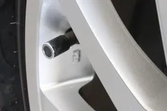 ハイグレード 高品質 カーボン調エアバルブ キャップ クロムメッキXカーボン ブラック アルミホイール ホイル ナット キャリパー 外装 パーツ タイヤ ホイール エアロ 旧車