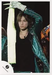 【中古】生写真(ジャニーズ) Kis-My-Ft2/千賀健永/ライブフォト・上半身・衣装緑・インナー黒・タオル黄緑・背景黒/公式生写真