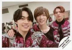 【中古】生写真(ジャニーズ) Travis Japan/松田元太・七五三掛龍也・松倉海斗/横型・バストアップ・衣装黒・紫・センター七五三掛・右手肩・松倉口閉じ/Johnnys’ ISLAND セルフィー 2020/公式生写真