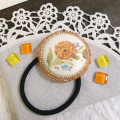 オレンジ色の花のヘアゴム　ビーズ刺しゅう　髪飾り　ハンドメイド　oh-02279