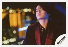 【中古】生写真(ジャニーズ) Sexy Zone/菊池風磨/横型・バストアップ・衣装黒・紫・両手下・顔上げ・目線左・夜景/アルバム「POP × STEP!?」MVオフショット/公式生写真