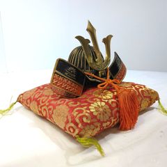 兜 兜飾り 金色前立て 錦織座布団付き 端午の節句 飾り兜 コンパクトサイズ A394