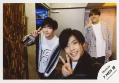 【中古】生写真(ジャニーズ) 7 MEN 侍/中村嶺亜・佐々木大光・菅田琳寧/横型・上半身・衣装白・黒・グレー・右手ピース・中村口閉じ・前屈み/「Ｊohnnys’ ISLAND セルフィー」/公式生写真(アイランドストア限定)