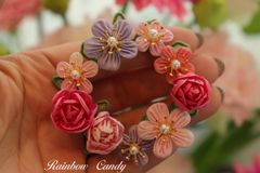 ばらと小花のリースブローチ