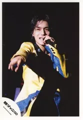 【中古】生写真(ジャニーズ) 関ジャニ∞/錦戸亮/ライブフォト・上半身・黄色と青の混色衣装・左手マイク・右手ピース・背景黒/公式生写真