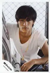 【中古】生写真(ジャニーズ) 関ジャニ∞/錦戸亮/上半身・座り・Tシャツ白・ネックレス・目線下・背景白・フェンス/公式生写真