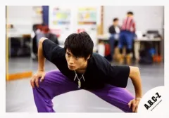 【中古】生写真(ジャニーズ) A.B.C-Z/戸塚祥太/横型・膝上・前かがみ・衣装黒・ボトムス紫・両手膝・目線左/公式生写真