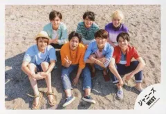 【中古】生写真(ジャニーズ) ジャニーズWEST/集合(7人)/横型・全身・座り・濱田しゃがみ・桐山小瀧右手ピース・後列センター藤井・見上げ・砂浜/『人生は素晴らしい』PV＆ジャケ写撮影/公式生写真