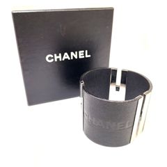 CHANEL　シャネル　レザー バングル ロゴ シルバー アクセサリー 278