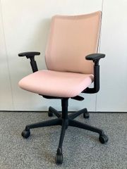 【2020年製】オカムラ　フルーエントチェア　ローバック　可動肘　ペールピンク　メッシュ　デスクチェア　OAチェア　事務イス　在宅　テレワーク　オフィスチェア