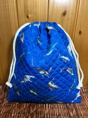 414 ハンドメイド　巾着袋　35×30  オムツ入れ　お着替え袋　ブルー　お道具入れ　上履き入れ　体操着袋　ズック袋　キルティング　 水族館　水の生き物　海　イルカ　サメ　クジラ　ジンベエザメ　小学校　こども園　男の子　女の子
