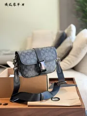 【今日特価】Coach Men's Mini Messenger Bag / クーチ メンズ ミニ メッセンジャー バッグ / クール × 可愛い デザイン 送料無料！在庫限定価格