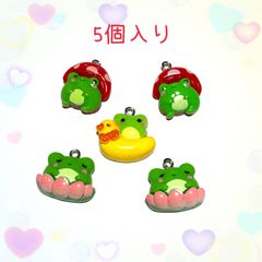 8295◾️チャーム◾️かえるちゃん◾️５個入り◾️樹脂粘土パーツ◾️工作　ハンドメイド　材料　手作り　ビーズ　カンつき　ミニチュア　装飾 合金　エナメル　じゃらじゃら材料