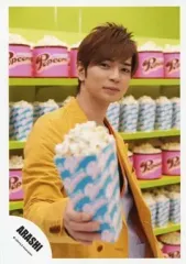 【中古】生写真(ジャニーズ) 嵐/松本潤/上半身・衣装オレンジ・右手ポップコーン/公式生写真