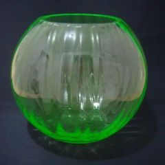 ウランガラスの花瓶　緑色　byチェコボヘミアガラス