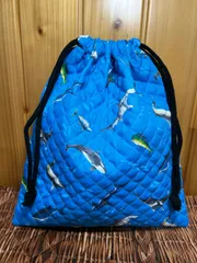 413 ハンドメイド　巾着袋　35×30  オムツ入れ　お着替え袋　ターコイズブルー　お道具入れ　上履き入れ　体操着袋　ズック袋　キルティング　 水族館　水の生き物　海　イルカ　サメ　クジラ　ジンベエザメ　小学校　こども園　男の子　女の子