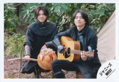 【中古】生写真(ジャニーズ) ジャニーズWEST/重岡大毅・小瀧望/横型・膝上/「ジャニーズWEST LIVE TOUR 2023 POWER」グッズオフショット/公式生写真