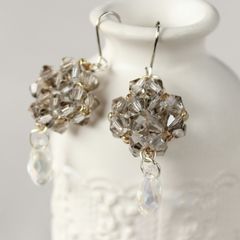 ハンドメイドピアス　シンデレラジュエリー（グレー）　A-023