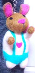 大きい ウサギ キーホルダー ハンドメイド ネパール フェルト うさぎ 兎