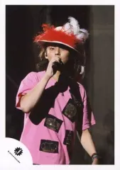 【中古】生写真(ジャニーズ) Kis-My-Ft2/藤ヶ谷太輔/ライブフォト・上半身・Tシャツピンク・右手マイク・帽子/公式生写真